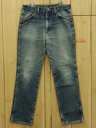 ■ブランド；Wrangler/ラングラー ■品名；Wrangler 936 ストレート ジーンズ ■仕様；ユーズド（USED）/1990年代の古着 ■製造国；MADE IN USA/アメリカ製 ■仕入先；アメリカ、カリフォルニア（CALIFORNIA） ■サイズ；表示；W34×L31 ■実寸；W33（84CM）×L31（79CM）/ワタリ；30CM（足付け根)/裾幅；20CM ■詳細；ブロークンデニム 90年代　MADE IN USA ■色；50％（激ヒゲ） ■程度；中の下 ■ダメージ；シミ多々あり、スレ ★コメント； シミはありますがワイルドでいい雰囲気です。　