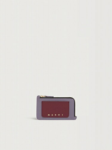 商品説明カラー ムーンストーン／ルビー サイズ サイズONE SIZE（高さ8cm 長さ13cm マチ1cm） 素材 Body: 100% Calf Leather Lining: 95% Cotton 5% Acrylic Lining: 100% Viscose Rayon Metallic Parts: 100% Brass Metallic Parts: 100% Zama 説明 サフィアーノレザー製のTrunkカードホルダー。 フロントポケットを備えたトリコロールカラーデザイン。 ジップアラウンド仕様のセンターコンパートメントと4つのカードスロット。 金箔のMarniロゴ。 Made in Italy ブランド MARNI(マルニ)とは、スイス出身のファッションデザイナー、コンスエロ・カスティリオーニにより設立されたりイタリアのファッションブランドです。 Marniが生み出す独特なエレガンスは、無限に広がる可能性であり、いつもアートな世界とのクリエイティブな対話を忘れないアバンギャルドなライフスタイルを意味します。 詳細※何かご不明な点がございましたら、 こちらまでお気軽にお問い合わせ下さい。WALL WONDERCUBE(OPEN12:00〜CLOSE20:00)TEL:098-861-3366&nbsp;他のMARNIの商品一覧はこちらです。 MARNI 沖縄のセレクトショップWONDERCUBEが販売しております。 こちらの商品はMARNIの正規取扱品です。 ご注文確認後即日発送させて頂きます。 お店のインスタグラムもやってますので、ぜひご覧ください。 @wondercube_aka @wondercube_okinawa カラー　ムーンストーン／ルビー サイズONE SIZE（高さ8cm 長さ13cm マチ1cm） 素材　Body: 100% Calf Leather Lining: 95% Cotton 5% Acrylic Lining: 100% Viscose Rayon Metallic Parts: 100% Brass Metallic Parts: 100% Zama サフィアーノレザー製のTrunkカードホルダー。 フロントポケットを備えたトリコロールカラーデザイン。 ジップアラウンド仕様のセンターコンパートメントと4つのカードスロット。 金箔のMarniロゴ。 Made in Italy