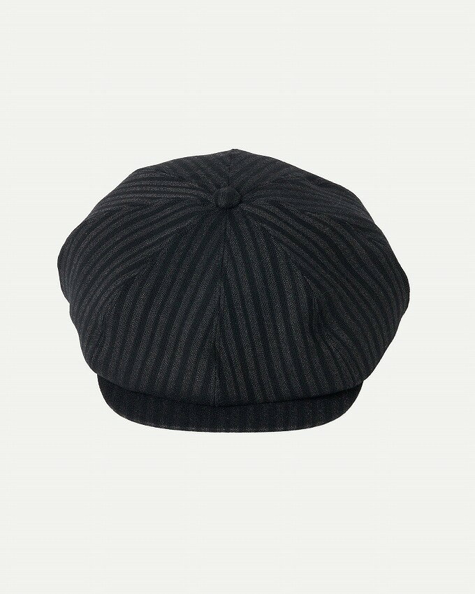 商品説明カラー CHARCOAL STRIPE サイズ ONE SIZE（ツバ長7cm 頭囲57cm） 素材 100% WOOL 説明 ニュージャージーのアンティークディーラーの倉庫で見つけた、1900年代初頭のニュースボーイキャップを再構築した。 19世紀のアメリカでは、新聞売りの少年たちがこのキャップをかぶっていたことから「ニュースボーイキャップ」と呼ばれるようになったが、当時の労働者階級の男性たちは職種を問わず、概ねこの“前ひさしのフラットキャップ”を着用していたようだ。 購入当時は被れる状態ではなかったが、前の所持者からは強い思いが感じられた。 生地は2種類を使用した。ストライプ生地はフランスの20~30年代のジャケットに使われていたメランジェストライプ。分析の結果経糸は5種類で、組織は経二重織りという特殊な組織の生地であった。糸の太さ、組み合わせを吟味し、オリジナルで作成した。 撚杢ギャバジンの方は獣毛のような風合いを持つケモノがすりという糸を使用したオリジナル生地である。1910年代のイタリア軍のパンツに使われていたシャンブレー生地を分析、参考にした。経糸に2種類、計4色の糸を使用しているため奥行きとかすれた表面感の雰囲気が出ている。仕上げに脱脂ワッシャーを施し、滑りのある質感に仕上げた。 ブランド タイガ タカハシは日本人デザイナー・高橋大雅によるブランド。 ブランドコンセプトは、「過去の遺物を蘇らせることで、未来の考古物を発掘する」。 10代より、海外のアンティークディーラーや古美術商を通じて70〜100年以上前の服を収集。 その数は数千着以上にもなる。それらのコレクションを通し、考古学の観点から現在もしくは未来にも存在する服を研究する。 2021年秋冬シーズンより、日本での本格的な展開をスタートする。 2022年4月、デザイナーの高橋大雅が逝去。 2023-24年シーズンより、ブランド名を「ティー・ティー(T.T)」に変更。 詳細※何かご不明な点がございましたら、 こちらまでお気軽にお問い合わせ下さい。WALL WONDERCUBE(OPEN12:00〜CLOSE20:00) 【TEL】098-861-3366他のT.Tの商品一覧はこちらです。 T.T 沖縄のセレクトショップWONDERCUBEが販売しております。 こちらの商品はT.Tの正規取扱品です。 ご注文確認後即日発送させて頂きます。 お店のインスタグラムもやってますので、ぜひご覧ください。 @wondercube_aka @wondercube_okinawa カラー　CHARCOAL STRIPE 素材　100% WOOL サイズ ONE SIZE（ツバ長7cm 頭囲57cm） ニュージャージーのアンティークディーラーの倉庫で見つけた、1900年代初頭のニュースボーイキャップを再構築した。 19世紀のアメリカでは、新聞売りの少年たちがこのキャップをかぶっていたことから「ニュースボーイキャップ」と呼ばれるようになったが、当時の労働者階級の男性たちは職種を問わず、概ねこの“前ひさしのフラットキャップ”を着用していたようだ。 購入当時は被れる状態ではなかったが、前の所持者からは強い思いが感じられた。 生地は2種類を使用した。ストライプ生地はフランスの20~30年代のジャケットに使われていたメランジェストライプ。分析の結果経糸は5種類で、組織は経二重織りという特殊な組織の生地であった。糸の太さ、組み合わせを吟味し、オリジナルで作成した。 撚杢ギャバジンの方は獣毛のような風合いを持つケモノがすりという糸を使用したオリジナル生地である。1910年代のイタリア軍のパンツに使われていたシャンブレー生地を分析、参考にした。経糸に2種類、計4色の糸を使用しているため奥行きとかすれた表面感の雰囲気が出ている。仕上げに脱脂ワッシャーを施し、滑りのある質感に仕上げた。