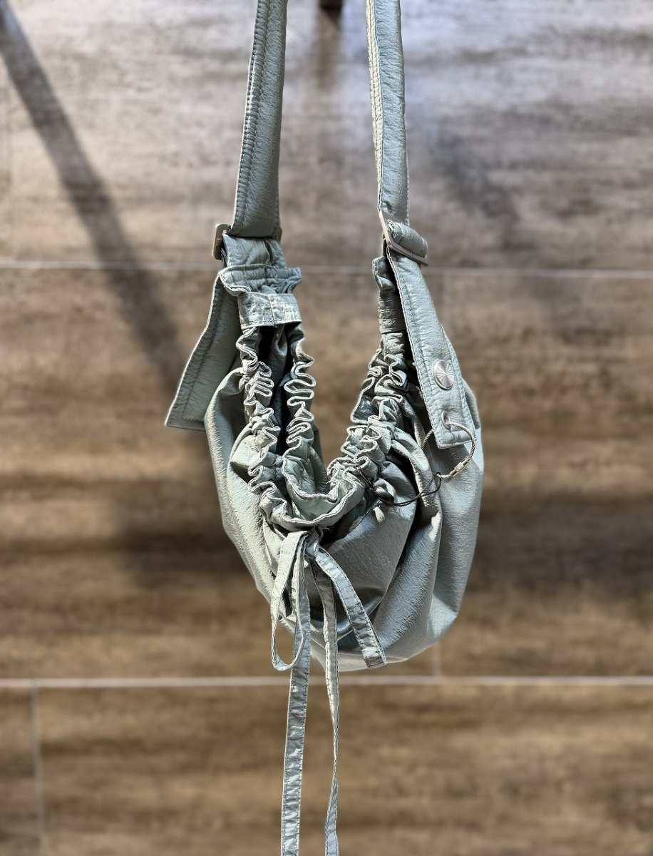 商品説明カラー Green サイズ サイズONE SIZE（縦18cm 横35cm ストラップ長93cm） 素材 Nylon 100% 説明 made in brazil ブランド 【PACE】 ブラジル発のストリートウェアブランドPACE（ペース）は、創業者フェリペ・マタヨシ氏の「沖縄系ブラジル人」としてのルーツとアイデンティティをデザインに落とし込んだブランド。 沖縄とブラジルの作業服からインスピレーションを得た、機能的かつ独自のカルチャーを感じさせるアイテムが特徴。2017年にハンドメイドのフットウェアブランドとしてスタートし、現在ではウェアやアクセサリーまで展開するフルラインナップブランドへと成長。 沖縄とブラジルのルーツデザイナーのフェリペ・マタヨシ氏自身の背景を反映し、両国のカルチャーや労働者の服飾（ワークウェア）を現代的なデザインへ昇華させている。 詳細 ※何かご不明な点がございましたら、 こちらまでお気軽にお問い合わせ下さい。 C WONDERCUBE(OPEN11:00〜CLOSE20:00) TEL080-7120-9443他のPACEの商品一覧はこちらです。 PACE 沖縄のセレクトショップWONDERCUBEが販売しております。 こちらの商品はPACEの正規取扱品です。 ご注文確認後即日発送させて頂きます。 お店のインスタグラムもやってますので、ぜひご覧ください。 @wondercube_aka @wondercube_okinawa カラー　Green 素材　Nylon 100% サイズONE SIZE（縦18cm 横35cm ストラップ長93cm） made in brazil
