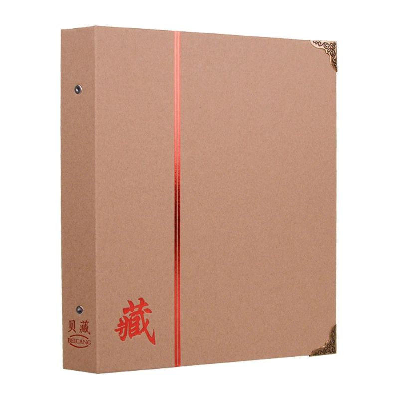 【商品コード】：y813391 【カラー】 写真通り サイズ：〈バインダー〉H28cm×W23.5cm×D4.8cm 、〈紙幣ホルダー〉H29cm×W21cm（ポケットサイズ：H9cm×W19cm）、 〈硬貨ホルダー〉H28cm×W21.5cm（適応コインサイズ：直径32mm） 材質：クラフト紙、ブロンズ加工（バインダー）、PP、PVC（ホルダー） 紙幣ホルダー60枚（収納可能数360枚）、硬貨ホルダー5枚（収納可能数150枚） 原産国 : 中国 【この商品について】 紙幣、硬貨、記念メダルのコレクションホルダーです。紙幣と硬貨をまとめて分類・整理することができます。バインダー式なのでページの入れ替えや整理が簡単です。 紙幣は360枚、硬貨は150枚収納可能です。紙幣の収納スペースは1ページ3段に分かれていて、大きめな紙幣でも収納できます。コインは1ページあたり30枚収納でき、蓋つきポケットなのでコインが飛び出る心配もありません。 コレクションホルダーには透明度が高く厚くて丈夫なプラスチック素材を使用。両面が透明なので表裏両方を確認できます。 ※簡易包装となりますのでご理解の程よろしくお願いします。 ※手動測定による1〜3cmの測定偏差を許容してください。 ※モニターや光の効果が異なるため、実際の色は写真の色と若干異なる場合があります。 ※仕様・デザインは改良のため予告なく変更することがあります。【商品コード】：y813391 【カラー】 写真通り サイズ：〈バインダー〉H28cm×W23.5cm×D4.8cm 、〈紙幣ホルダー〉H29cm×W21cm（ポケットサイズ：H9cm×W19cm）、 〈硬貨ホルダー〉H28cm×W21.5cm（適応コインサイズ：直径32mm） 材質：クラフト紙、ブロンズ加工（バインダー）、PP、PVC（ホルダー） 紙幣ホルダー60枚（収納可能数360枚）、硬貨ホルダー5枚（収納可能数150枚） 原産国 : 中国 【この商品について】 紙幣、硬貨、記念メダルのコレクションホルダーです。紙幣と硬貨をまとめて分類・整理することができます。バインダー式なのでページの入れ替えや整理が簡単です。 紙幣は360枚、硬貨は150枚収納可能です。紙幣の収納スペースは1ページ3段に分かれていて、大きめな紙幣でも収納できます。コインは1ページあたり30枚収納でき、蓋つきポケットなのでコインが飛び出る心配もありません。 コレクションホルダーには透明度が高く厚くて丈夫なプラスチック素材を使用。両面が透明なので表裏両方を確認できます。 ※簡易包装となりますのでご理解の程よろしくお願いします。 ※手動測定による1〜3cmの測定偏差を許容してください。 ※モニターや光の効果が異なるため、実際の色は写真の色と若干異なる場合があります。 ※仕様・デザインは改良のため予告なく変更することがあります。
