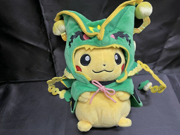 【中古】メガレックウザのポンチョを着たピカチュウ ぬいぐるみ 「ポケットモンスター」 ポケモンセンター限定＜フィギュア＞（代引き不可）6546のサムネイル