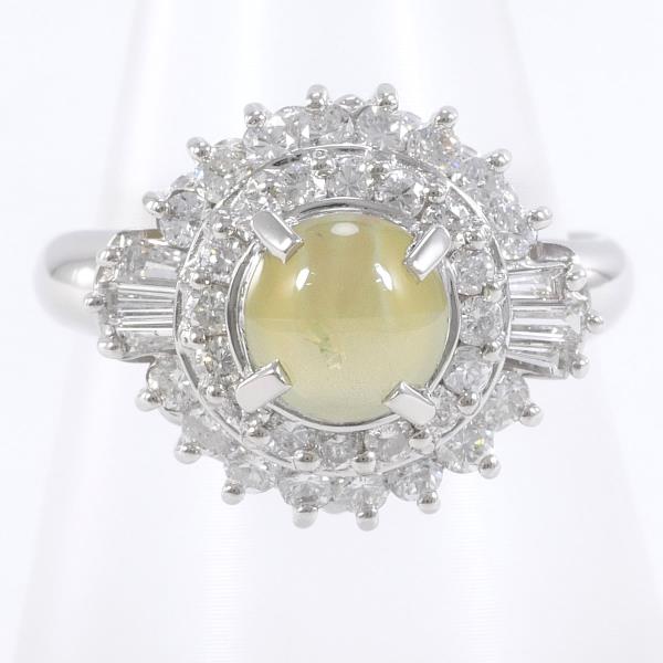 【素材】 PT900/プラチナ 【石目】 天然クリソベリルキャッツアイ 1.29ct 天然ダイアモンド 0.96ct 【総重量】 約9.1g 【サイズ】 約14号 【最大幅】 約14mm 【サイズ直し】 不可 【付属品】 カード式鑑別書(ジェムグレーディングシステムジャパン) 【商品の状態】 新品仕上げ済み ※ご注文前にご確認ください※ ・再生ジュエリーの為すべて一点物です ・画面上と実物では多少色具合が異なって見える場合もございます。 ・店頭販売と在庫を共有しておりますので、ご注文後に在庫切れになる場合がございます。お客様には大変ご迷惑おかけしますが、ご理解いただけますようお願い申し上げます。 クリソベリルが光を受ける度に一方は優しい黄緑色、もう一方はブラウンがかったグリーンの色合いが目を惹きます。その周りにダイヤをふんだんにあしらうことで華やかな印象の輝きが美しく、落ち着いた雰囲気を醸し出すお品となっております。