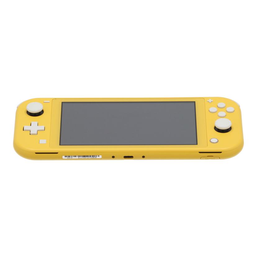 商品説明ブランドNintendo商品名Nintendo　Switch　Lite　本体型番HDH-S-YAZAAシリアル/製造NoXJJ70012752808状態ランクBランク/スレ、汚れなど使用感はありますが、通常使用に問題のない状態です。付属品付属品の有無/有　内容は画像で確認ください。状態詳細2019年製造　イエロー　社外品ACアダプター付属　キャリングケース付属商品についてこの商品は那珂店で取り扱いをしております。商品の詳しい状態や情報については、店舗へお気軽にお問い合わせくださいませ。Nintendo 任天堂/Switch Lite 本体/HDH-S-YAZAA/XJJ70012752808/Bランクこのカテゴリから探す「ソフト」このアイテムから探す「ゲーム機」