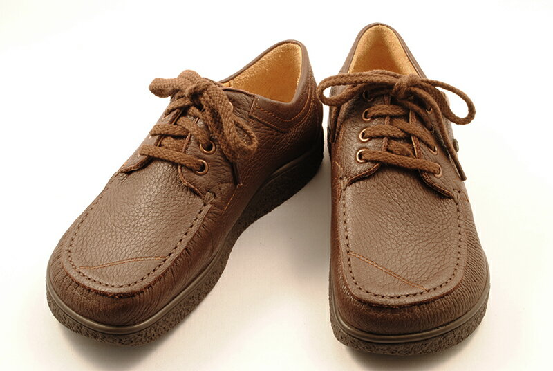 商品説明 素材 甲素材：エルクレザー（へら鹿） 内張り：レザー 底材：PUウレタンソール ヒール高さ 約25mm　　前足部：約20mm　ソールの厚さです。 サイズ 実店舗では通常履かれている靴のサイズをおすすめしております。 特徴 何といっても履き心地が普通の靴と違います。ヤコフォームはドイツ生まれの足と身体の健康を考えた靴です。 ヤコフォームは足の原点に立ち返り、裸足に近い形状をベースにしています。その為にトゥデザインは独特の四角い形状となっています。足に優しいということは身体に優しいということです。 踵から着地して、足全体で体重を支え、5本の指をしっかり使って最後に母指で蹴りだす。という正しい歩き方を導いてくれます。 注意 「男性用」「女性用」とありますが、当社での商品管理の為の区分です。ヤコフォームとしてはユニセックスの男女共通木型モデルとなります。 画面上と実物では多少色具合が異なって見える場合もございます。ご了承ください。 お履きになる際には、足のかかとを靴のかかと部分にしっかりとつけた状態で靴紐を締めてお履きください。 こちらの靴の素材は牛革よりも柔らかい、エルクレザー（へら鹿）を使用しております。その為、牛革よりは組織が柔らかく傷つきやすいです。 こちらの商品はご注文後に「お取り寄せ」となる場合もございます。（納期は2〜4営業日前後となります。） お手入れ法 革用のローションクリーナーを使用した後に革用保革クリームを ご使用ください。 ソール部分の踵補修もできます。また、ソール全体を交換する オールソール修理も可能です。その際はご連絡ください。ソールの形状は踵から着地して足指で蹴りだしやすい 形状となっております。 縦アーチ（土踏まず）をしっかりと支えてくれます。 トゥデザインは裸足の形状に近い独特のフォルムです。 足が前に進みやすいようにつま先は持ち上がっています。 そのためにつまづきにくいです。