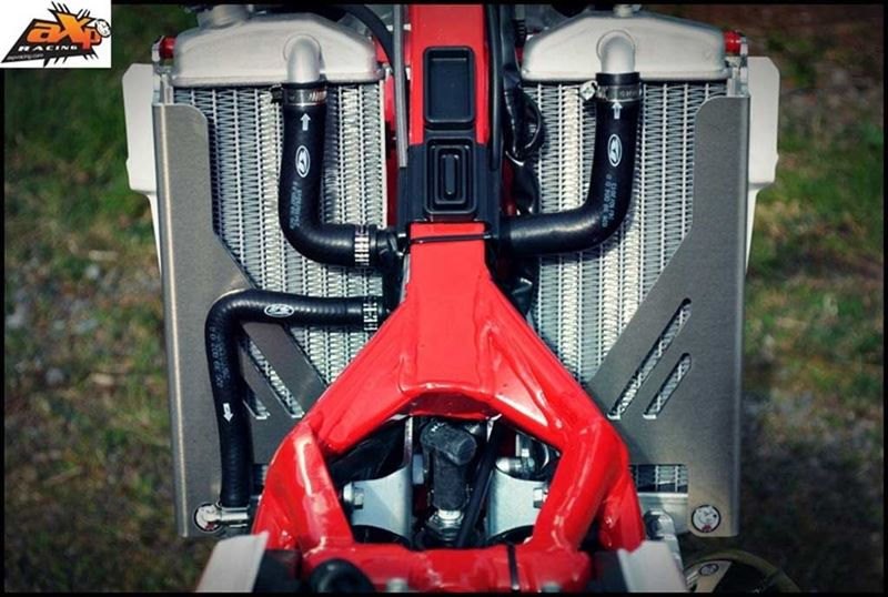 AXP-Racing / エーエックスピーレーシング ラジエーターブレース - レッドスペーサー | AX1311