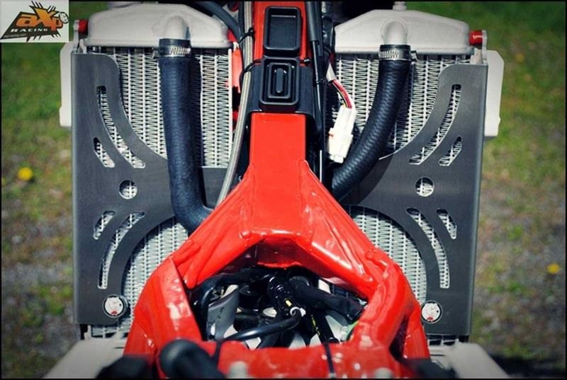 AXP-Racing / エーエックスピーレーシング ラジエーターブレース - レッドスペーサー | AX1314
