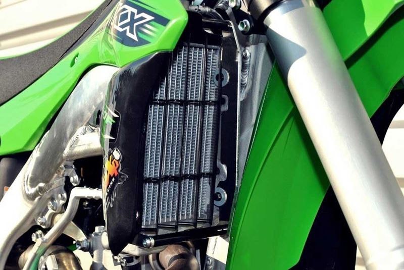 AXP-Racing / エーエックスピーレーシング ラジエーターブレース - ブラックスペーサー | AX1366
