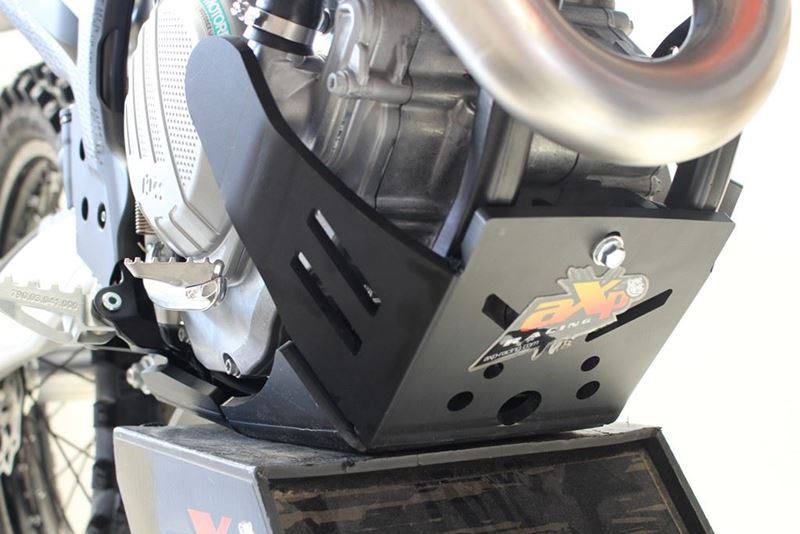 AXP-Racing / エーエックスピーレーシング Xtrem HDPE スキッドプレート - ブラック | AX1502