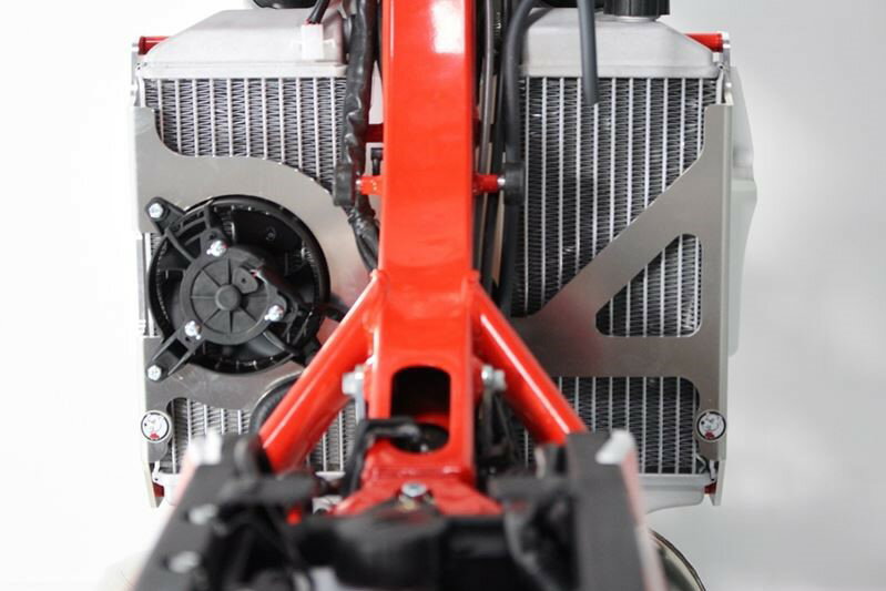 AXP-Racing / エーエックスピーレーシング ラジエーターブレース - レッド | AX1552