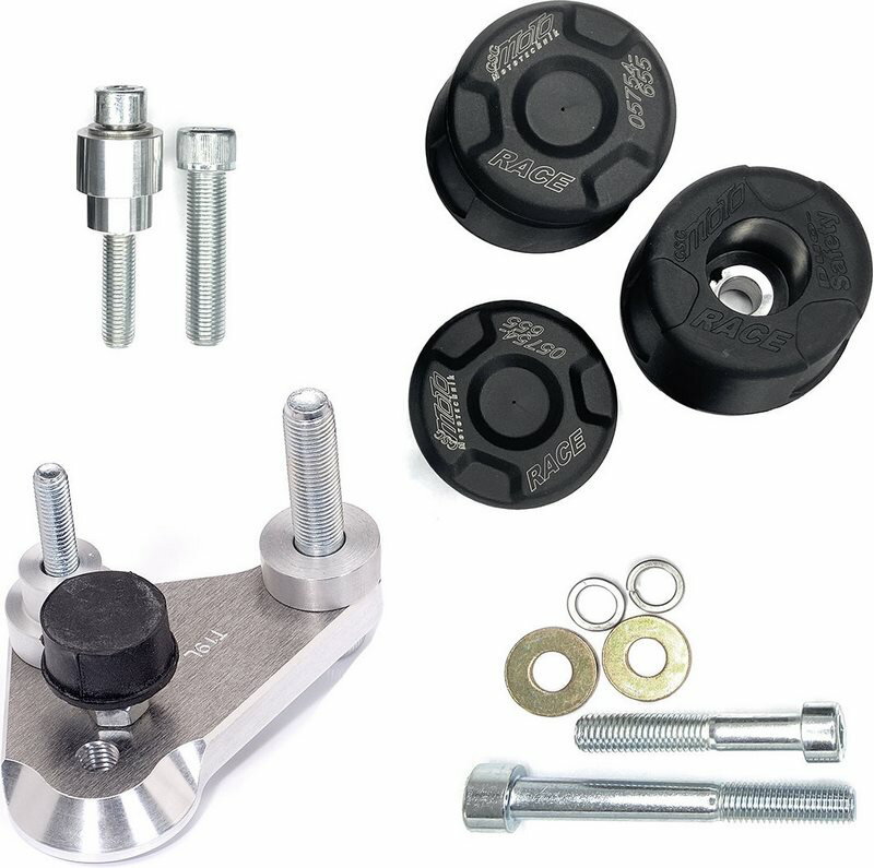 商品番号 : 3549350-D12-SH-BLACKセット販売、ダンパーキャップ2個付き組み立てアルミニウム製キャリア/マウンティングプレートGSG DUO-Safety クラッシュパッドセットは、バイクのフレーム、エンジン、トランスミッション、フェアリングパーツ、つまりバイクの心臓部を確実に保護します。転倒や転落の際、プラスチックパッドが重要な部分のすり抜けや破損、その他の影響を防ぎます-30年以上にわたってそうしてきました。セット内容：GSGクラッシュパッドセットドゥカティ 1198 / S (2009 -)パッドの色：ブラックまたはホワイトバイクへの変更：なしヒント 備考: フェアリングカットアウトなし組み立てアルミ製キャリア/マウンティングプレート特徴GSGパッドは特別に選択された高性能プラスチック製 CNCで精密に旋盤加工されています（Streetlineバージョンのパッドスキッドとエンジンカバーアタッチメント/プロテクションは、ソリッドプラスチック素材からCNCフライス加工されています）60mmという大きな接触面が、転倒/落下時に発生する力を最適に吸収 (ストリートラインやエンジンカバー・プロテクションなどの接触面は、構造上さらに大きくなっています！)パッドのエッジには正確に計算された半径があり、転倒のスリップ段階で計算された方法でバイクにブレーキをかけ、バイク/マウントに過度の曲げやテコの力を発生させることなく最適な滑走効果を確保します。GSGのクラッシュパッド・セットはすべて、いわゆるDUOセーフティ・クラッシュパッドです：付属のダンパーキャップがパッドにプレス接続で取り付けられ、転倒時に1300N（130kg）の衝撃を吸収します。ダンパーキャップは交換可能で、当社のスペアパーツから安価で購入できます！一部のモデルを除き、プラスチックパッドのホルダーとして、アルミニウム製フランジ／アダプター（2分割構造）またはCNCフライス加工アルミニウム製キャリアプレートが使用されています。これは、パッドとモーターが長期にわたってしっかりと固定されることを保証する唯一の方法です。アタッチメント・アダプターとキャリア・プレートは特殊アルミニウム合金製です。キャリアプレート上またはベースキャリア/アダプター上のパッドの接続点には、計算された所定の破断点と所定の屈曲点があり、さらなる安全性を提供します。極端なテコの力がフレームやエンジンマウントに伝わる前に、パッドは一定の力でたわみます。パッドの正しい装着を確実にするため、GSGパッドには、フレームやエンジンに直接接続される箇所に、プレススチールブッシュが装備されています。プラスチックは弾性のある素材であるため、スチールブッシュを使用しない場合、締め付けトルクは最大でも30Nmまでしか達成できず、エンジンが振動したまま走行することになります。転倒した場合、フレームアイには莫大な梃子の力が作用し、ネジ山は簡単に拡大したり、適切な箇所で裂けたりします)！GSGパッドは、30年以上にわたるレースと路上での経験から、転倒防止用プロテクションの分野で最も試され、テストされた製品です！多くのプロのレーシングチームがGSGを愛用しており、世界中の多くのモーターサイクリストもGSGの品質と数十年にわたる専門知識に納得し、信頼を寄せています。配送範囲：プラスチックパッド