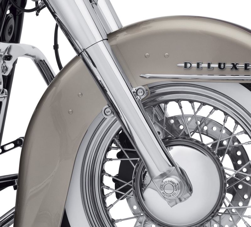 適合車種: Harley DavidsonDeluxe (2018-2020)Heritage Classic (2018-2021)Heritage Classic 114 (2018-2021)Softail Slim (2018-2021)製造元：ハーレーダビッドソンUSAハーレーダビッドソン純正 メーカーコード： 45500400ハーレーダビッドソン製品コード： 45500400商品番号：45500400このクロームメッキされたLower Fork Slidersは、競争力のある価格で、あなたのバイクにフロントスタイルを与えます。適切なフィット感と機能性を確保するために、これらのスライダーは純正部品から製造されています。ポリッシュ仕上げ、クロームメッキHarley-Davidsonのロゴを刻印プロファイル・ロー・フロント・サスペンション・コンポーネントの装着時に最適なアイテム左右のスライダー、ボトムアクスルリテーナー、アクスルリテーナーボルト、オイルシール付きユニットで販売。ペア箱の中左右のスライダー、ボトムアクスルリテーナー、アクスルリテーナーボルト、オイルシール