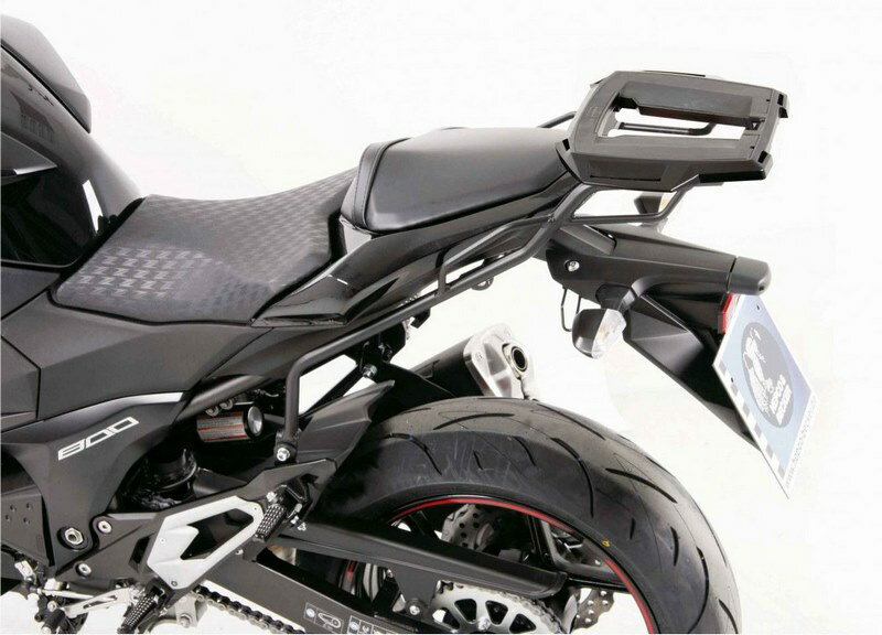 適合車種: KAWASAKIZ 800 (2013-2016)Z 800 E (2013-2016)Manufacturer : Hepco & Becker GermanyType of part : Genuine Original PartsHepco & Becker Genuine Manufacturer Code : 6502518 01 01Hepco & Becker Genuine product Code : 6502518 01 01製品番号 :6502518 01 01 01HepcoandBecker Alurackは、当社のトップケース用に特別に設計されています。 丸いチューブで作られたラゲッジラックの後継として、Alurackは伝統を受け継ぎ、後の世代のオートバイ用に提供されています。 これにより、アルミ製でもプラスチック製でも、ほぼすべてのHepcoandBeckerのトップケースを取り付けることができ、全製品ラインから自由に選択することができます。すべてのAlurackは特定のモデル用に開発され、オートバイの全体的なローに美しくフィットします。