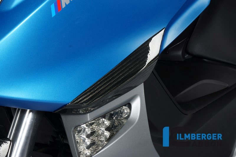 適合車種: BMWC 600 Sport (2012-2022)メーカー：ILMBERGER（イルムバーガーカーボンパーツ）イルムバーガーメーカーコード： SPV.004.C600S.Kイルムバーガー製品コード： SPV.004.C600S.KEANコード： 4589971427567部品番号SPV.004.C600S.Kこのパーツは、純正部品と直接交換するもので、主にモーターサイクルの軽量化（最大70％減）とパーツの高剛性化に貢献します。当社の他のカーボンファイバーパーツと同様に、最新のプロトコルと業界標準に従って製造されており、現在の「業界最高水準」の実践のすべての側面を包含していると考えることができます。このパーツは、オートクレーブを使ってプリプレグカーボンファイバー材料から完全に作られています。すべてのカーボンパーツと同様に、外観を向上させるだけでなく、カーボンファイバーを傷から守り、独自の紫外線耐性を持つクリアプラスチックコーティングを使用しています。