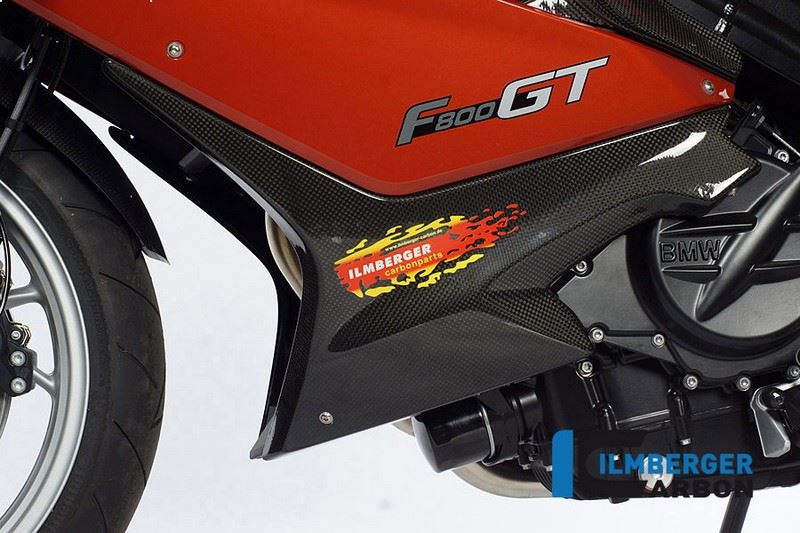 適合車種: BMWF 800 GT (2012-2022)メーカー：ILMBERGER（イルムバーガーカーボンパーツ）イルムバーガーメーカーコード： VUL.005.F80GT.Kイルムバーガー製品コード： VUL.005.F80GT.K部品番号VAL.005.F80GT.Kこのパーツは、純正部品と直接交換するもので、主にモーターサイクルの軽量化（最大70％減）とパーツの高剛性化に貢献します。当社の他のカーボンファイバーパーツと同様に、最新のプロトコルと業界標準に従って製造されており、現在の「業界最高水準」の実践のすべての側面を包含していると考えることができます。このパーツは、オートクレーブを使ってプリプレグカーボンファイバー材料から完全に作られています。すべてのカーボンパーツと同様に、外観を向上させるだけでなく、カーボンファイバーを傷から守り、独自の紫外線耐性を持つクリアプラスチックコーティングを使用しています。適合車種 BMWF 800 GT