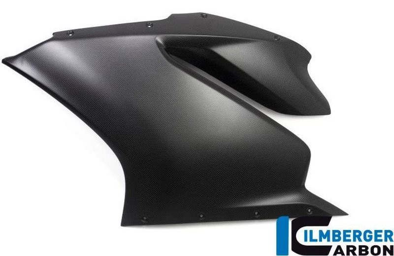 メーカー：ILMBERGER（イルムバーガーカーボンパーツ）イルムバーガーメーカーコード： VEL.103.1299M.Kイルムバーガー製品コード： VEL.103.1299M.KEANコード： 4589971397556部品番号VEL.103.1299M.KDucati 1299用カーボン製フェアリングサイドパネル（左側、マット表面）は、オリジナル部品と直接交換することで、モーターサイクルの軽量化（最大70％減）と部品の高剛性化に貢献します。当社の他のカーボンファイバーパーツと同様に、最新のプロトコルと業界標準に従って製造されており、現在の「業界最高水準」の実践のすべての側面を包含していると考えることができます。このパーツは、オートクレーブを使ってプリプレグカーボンファイバー材料から完全に作られています。すべてのカーボンパーツと同様に、外観を向上させるだけでなく、カーボンファイバーを傷から保護し、独自の耐紫外線性を持つクリアプラスチックコーティングを使用しています。テュフ認定品質