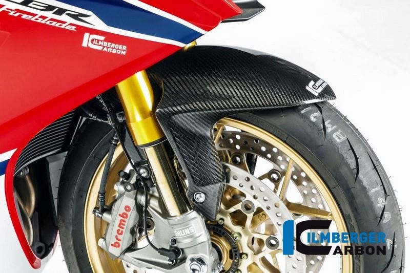 適合車種: HondaCBR 1000 RR (2017-2022)メーカー：ILMBERGER（イルムバーガーカーボンパーツ）イルムバーガーメーカーコード： KVO.001.CBR17.Kイルムバーガー製品コード： KVO.001.CBR17.KEANコード： 4589971382224部品番号KVO.001.CBR17.KHonda CBR 1000 RR Fireblade 2017用の当社独自のデザインのこのカーボンフロントフェンダーは、バイク全体の外観に溶け込みます。ブラケットラインとセンサーケーブルのオリジナルホルダーを使用するためのすべての取り付けポイントは、Ilmberger Carbonマッドガードにすでに準備されています。Ilmberger Carbonフロントマッドガードは、フォーク上のスキッドパイプを岩の滑りや汚れから保護するための特別な設計になっています。このためだけでなく、Ilmberger Carbonの泥除けは、その側面が閉じた構造になっています。この構造により、泥除けは走行中にブレーキやラジエーターに冷気を送り込むのに役立ちます。Ilmberger Carbon泥除けは理想的なエアロダイナミクスを達成し、その構造は非常に軽量で薄いにもかかわらず、高速走行中に驚くほど安定します。このパーツは、オリジナルのコンポーネントと直接交換することができ、主にバイクの軽量化（最大70％減）とパーツの高剛性に貢献します。当社の他のカーボンファイバーパーツと同様に、このパーツも最新のプロトコルや業界標準に従って作られており、現在の「業界最高水準」の実践のあらゆる側面を包含していると考えることができるのです。このパーツは、オートクレーブを使ってプリプレグカーボンファイバー材料から完全に作られています。すべてのカーボンパーツと同様に、外観を向上させるだけでなく、カーボンファイバーを傷から守り、独自の紫外線耐性を持つクリアプラスチックコーティングを使用しています。