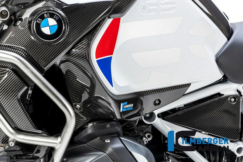 適合車種: BMWR 1250 GS Adventure (2019-2022)メーカー：ILMBERGER（イルムバーガーカーボンパーツ）イルムバーガーメーカーコード： LAL.001.GSA9T.Kイルムバーガー製品コード： LAL.001.GSA9T.KEANコード： 4589971429561商品番号 : LAL.001.GSA9T.K2019年からのBMW R 1250 GS Adventure用カーボン製エアベントカバー左側は、オリジナル部品の直接交換品で、主にモーターサイクルの軽量化（最大70%減）と部品の高剛性化に貢献します。当社の他のカーボンファイバーパーツと同様に、最新のプロトコルおよび業界標準に従って製造されており、現在の「業界最高水準」の実践のすべての側面を包含していると考えることができます。このパーツは、オートクレーブを使ってプリプレグカーボンファイバー材料から完全に作られています。すべてのカーボンパーツと同様に、外観を向上させるだけでなく、カーボンファイバーを傷から守り、独自の紫外線耐性を持つクリアプラスチックコーティングを使用しています。