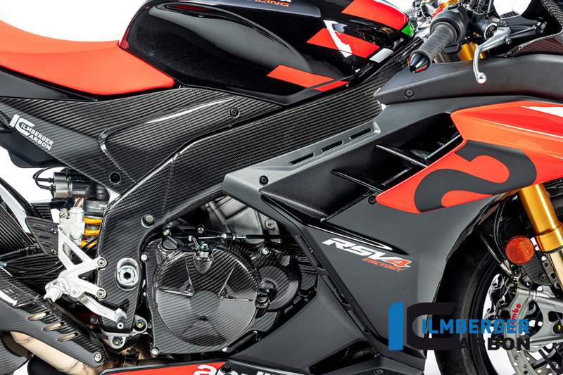適合車種: ApriliaRSV 4 (2021-2022)メーカー：ILMBERGER（イルムバーガーカーボンパーツ）イルムバーガーメーカーコード： RAR.002.RS21G.Kイルムバーガー製品コード： RAR.002.RS21G.K製品番号:RAR.002.RS21G.Kフレームに直接装着するカーボンフレームカバー。フレームを覆い、注目を集める。フレームカバーは視覚的に説得力があるだけではありません。イルンベルガー・カーボンの高い表面品質により、フレームカバーは長期間の激しい使用にも耐えることができます。つまり、数え切れないほどのロングツーリングや日々のバイクの使用でも、フレームの粗い鋳造表面に不快な加工跡が残ることはありません。また、上質な印象を与えるために、フレームカバーは脚が擦れるフレーム支柱の垂直方向だけでなく、上方にも大きく張り出し、タイトなサイドカバーの下に隠れるようにしています。そのため、どこからどこまでがフレームカバーで、どこからがフレームカバーなのか、外からは分かりにくくなっています。わずか数分で取り付けられ、オートバイの価値は非常に高まります。全体像の調和を図るため、専門家が金型の中で繊維層を挿入し、整列させます。カーボンパーツは、モーターサイクルの周囲の形状に完璧にフィットします。私たちのパーツを装着し、組み合わせれば組み合わせるほど、圧倒的な仕上がりになります。カーボンに使用するのは、F1や宇宙飛行にも使用されているプリプレグ素材。手作業で精巧に積層され、オートクレーブで何段階にもわたって硬化されたこの素材は、そのユニークな外観だけでなく、独自の技術的特性も印象的です。同じ体積でスチールの3倍の剛性を持ち、同時に密度が低いため重量はスチールの数分の一にすぎません。この高品質な素材をあらゆる環境から最適に保護するため、当社は世界で唯一、すべての表面に特別に開発されたプラスチックコーティングを施しているカーボンメーカーです。そして、クリアニスとの組み合わせです。これにより、これまで実現できなかった独特の深みある効果が得られ、素材の高い品質が本領を発揮します。運転だけでなく、ネジ止めも楽しくなるように、このパーツにはオリジナルのファスナーポイントのみを使用しています。その事実- 一般的な運転許可証（ABE）付き- あらゆる種類の環境影響から保護するために、すべての表面（内側と外側）を独自のコーティングで密閉。- 目に見えるすべての面に高光沢クリアラッカーコーティングを追加 - 紫外線から最適に保護- 設置可能な状態で納品- テュフ認定品質- イルンベルガー社のために特別に製造されたプリプレグ材を使用- ISO 9001に準拠した自社製造- オリジナルのアタッチメントポイントを使用したアタッチメント- 迅速で簡単な組み立て