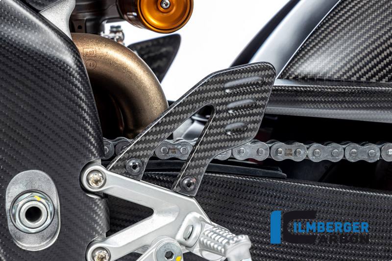 適合車種: ApriliaRSV 4 (2021-2022)Tuono V4 (2021-2022)メーカー：ILMBERGER（イルムバーガーカーボンパーツ）イルムバーガーメーカーコード： FSL.119.TU21M.Kイルムバーガー製品コード： FSL.119.TU21M.K製品番号:FSL.119.TU21M.KAprilia Tuono V4 / RSV4 2021用カーボンファイバー製ヒールガード（左マット）は、オリジナル部品と直接交換することができます。このパーツは、主にバイクの軽量化（最大70％減）とパーツの高剛性に貢献します。当社の他のカーボンファイバー製パーツと同様に、最新のプロトコルおよび業界標準に従って製造されており、現在の「業界最高水準」の実践のあらゆる側面を網羅していると考えることができます。このパーツは、オートクレーブを使ってプリプレグカーボンファイバー材料から完全に作られています。すべてのカーボンパーツと同様に、外観を向上させるだけでなく、カーボンファイバーを傷から保護し、独自の耐紫外線性を持つ透明なプラスチックコーティングを使用しています。テュフ認定品質