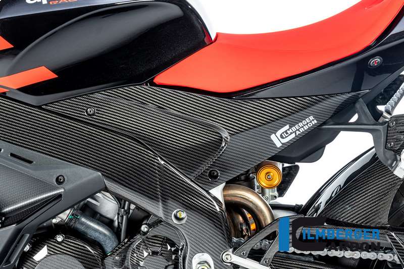 適合車種: ApriliaRSV 4 (2021-2022)Tuono V4 (2021-2022)メーカー：ILMBERGER（イルムバーガーカーボンパーツ）イルムバーガーメーカーコード： SDL.002.TU21G.Kイルムバーガー製品コード： SDL.002.TU21G.K商品番号: SDL.002.TU21G.KAprilia Tuono V4 / RSV4 2021用カーボンファイバー製サイドパネル左側グロスは、オリジナルの部品と直接交換することができます。わずか数分でインストールされ、オートバイの価値は非常に高まっています。調和のとれた全体像を得るために、専門家が金型にファイバーレイヤーを挿入し、整列させます。カーボンパーツは、モーターサイクルの周囲の形状に完璧にフィットします。私たちのパーツを装着し、組み合わせれば組み合わせるほど、圧倒的な仕上がりになります。カーボンに使用するのは、F1や宇宙飛行にも使用されているプリプレグ素材。手作業で精巧に積層され、オートクレーブで何段階にもわたって硬化されたこの素材は、そのユニークな外観だけでなく、独自の技術的特性も印象的です。同じ体積でスチールの3倍の剛性を持ち、同時に密度が低いため重量はスチールの数分の一にすぎません。この高品質な素材をあらゆる環境から最適に保護するため、当社は世界で唯一、全表面に特別に開発したプラスチックコーティングを施したカーボンメーカーです。そして、クリアニスとの組み合わせです。これにより、これまで実現できなかった独特の深みある効果が得られ、素材の高い品質が本領を発揮します。運転だけでなく、ネジ止めも楽しくなるように、このパーツにはオリジナルのファスナーポイントのみを使用しています。その事実- 一般運転許可証（ABE）取得- - 連続調整可能なチェーンテンショナーの使用は可能です。- あらゆる種類の環境影響から保護するために、すべての表面（内側と外側）を独自のコーティングで密閉。- 目に見えるすべての表面に高光沢クリアラッカー塗装を追加し、紫外線から最適に保護- 設置可能な状態で納品- テュフ認定品質- イルンベルガー社のために特別に製造されたプリプレグ材を使用- ISO 9001に準拠した自社製造- オリジナルのアタッチメントポイントを使用したアタッチメント- 迅速で簡単な組み立て