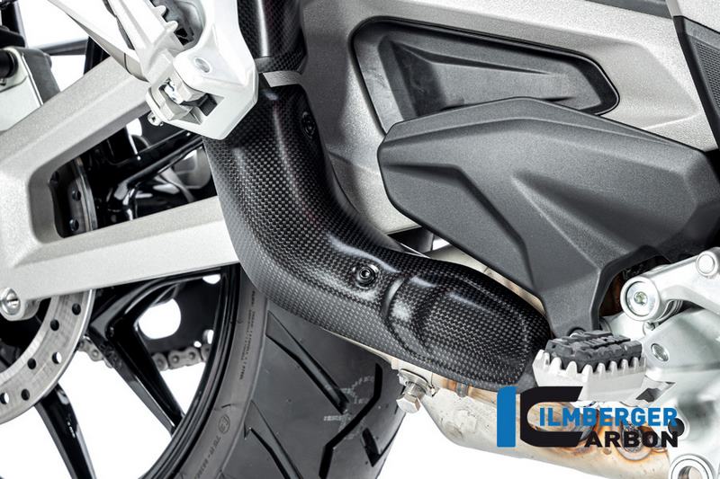 適合車種: DucatiMultistrada V4 (2020-2022)Multistrada V4S (2020-2022)メーカー：ILMBERGER（イルムバーガーカーボンパーツ）イルムバーガーメーカーコード： AHS.110.M421M.Kイルムバーガー製品コード： AHS.110.M421M.KアーティクルNo:AHS.110.M421M.Kカーボン製の下部排気口ヒートプロテクションは、Ducati Multistrad V4に繊細かつ印象的なアクセントを与え、よりエレガントでスポーティな外観に仕上げます。調和のとれた全体像を得るために、専門家が金型にファイバーレイヤーを挿入し、整列させます。カーボンパーツは、バイクの周囲の形状に完璧にフィットします。当社のパーツは、装着して組み合わせれば組み合わせるほど、圧倒的な仕上がりになります。カーボンに使用するのは、F1や宇宙飛行にも使用されているプリプレグ素材。手作業で精巧に積層され、オートクレーブで何段階にもわたって硬化されたこの素材は、そのユニークな外観だけでなく、独自の技術的特性も印象的です。同じ体積でスチールの3倍の剛性を持ち、同時に密度が低いため重量はスチールの数分の一にすぎません。この高品質な素材をあらゆる環境から最適に保護するため、当社は世界で唯一、すべての表面に特別に開発されたプラスチックコーティングを施しているカーボンメーカーです。そして、クリアニスとの組み合わせです。これにより、これまで実現できなかった独特の深みある効果が得られ、素材の高い品質が本領を発揮します。運転だけでなく、ネジ止めも楽しくなるように、このパーツにはオリジナルのファスナーポイントのみを使用しています。その事実- あらゆる種類の環境影響から保護するために、すべての表面（内側と外側）を独自のコーティングで密閉。- 目に見えるすべての面に高光沢のクリアラッカーコーティングを追加 - 紫外線から最適に保護- 設置可能な状態で納品- テュフ認定品質- イルンベルガー社のために特別に製造されたプリプレグ材を使用- ISO 9001に準拠した自社製造- オリジナルのアタッチメントポイントを使用したアタッチメント- 迅速で簡単な組み立て