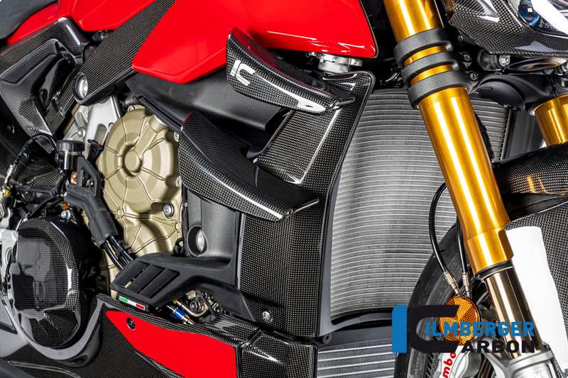 適合車種: DucatiStreetfighter V4 (2020-2022)メーカー：ILMBERGER（イルムバーガーカーボンパーツ）イルムバーガーメーカーコード： WKR.018.SFV4G.Kイルムバーガー製品コード： WKR.018.SFV4G.K製品番号:WKL.018.SFV4G.KDucati V4 Streetfighter用のグロスカーボンファイバー製右側ラジエーターカバーは、オリジナル部品と直接交換することができます。このフロントフェンダーは、主にモーターサイクルの軽量化（最大70％減）とパーツの高剛性化に貢献します。当社の他のカーボンファイバー製パーツと同様に、最新のプロトコルや業界標準に従って作られており、現在の「業界最高水準」の実践のすべての側面を網羅していると考えることができます。このパーツは、オートクレーブを使ってプリプレグカーボンファイバー材料から完全に作られています。すべてのカーボンパーツと同様に、外観を向上させるだけでなく、カーボンファイバーを傷から保護し、独自の耐紫外線性を持つ透明なプラスチックコーティングを使用しています。テュフ認定品質