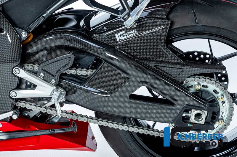適合車種: HondaCBR 1000 RR-R (2020-2022)CBR 1000 RR-R SP (2020-2022)CBR 1000 RR-R SP Racing (2020-2022)メーカー：ILMBERGER（イルムバーガーカーボンパーツ）イルムバーガーメーカーコード： SCL.010.CBR2G.Kイルムバーガー製品コード： SCL.010.CBR2G.K商品番号: SCL.010.CBR2G.KHonda CBR 1000 RR-R/SP MY2020用カーボンファイバー製左側スイングアームカバー（光沢仕上げ）は、オリジナル部品と直接交換可能です。このフロントフェンダーは、主にモーターサイクルの軽量化（最大70％減）とパーツの高剛性化に貢献します。当社の他のカーボンファイバー製パーツと同様に、最新のプロトコルや業界標準に従って製造されており、現在の「業界最高水準」の実践のあらゆる側面を網羅していると考えることができます。このパーツは、オートクレーブを使ってプリプレグカーボンファイバー材料から完全に作られています。すべてのカーボンパーツと同様に、外観を向上させるだけでなく、カーボンファイバーを傷から保護し、独自の耐紫外線性を持つ透明なプラスチックコーティングを使用しています。テュフ認定品質