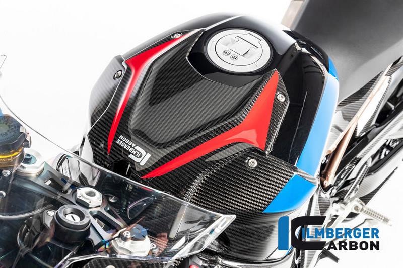 タンクカバー・トップ BMW S 1000 RR 2019年製完璧なフィットと優れた品質オリジナル・コンポーネントをオリジナル・マウント・ポイントで交換します。専門家が繊維層を挿入し、調和の取れたデザインに。F1や航空宇宙で使用されているプリプレグ・ファブリックを使用。ユニークな素材特性比剛性はスチールの3倍、軽量。高品質のプラスチック・コーティングが環境の影響から保護。クリアコートが比類のない深み効果を提供。簡単な取り付けとテスト済みの安全性ABEを使用すれば、追加登録は不要です。UVプロテクト済みで、すぐに取り付けられる状態でお届けします。T?V認証品質、ISO 9001生産。素早く簡単に組み立てられます。BMW S 1000 RRのスタイルと機能性の完璧なコンビネーションを体験してください！イルムベルガーのカーボン・パーツを選ぶ人は誰でも知っています：完成品までの道のりは厳しく、最高の精度が要求されます。イルンベルガー・カーボンが情熱とノウハウをもってどのようにパーツを製造しているかは、製造工程に関する詳細なレポートをご覧ください。イルンベルガー・カーボンの部品ひとつひとつに、どれほどのこだわりと技術的洗練があるのかをご覧ください。