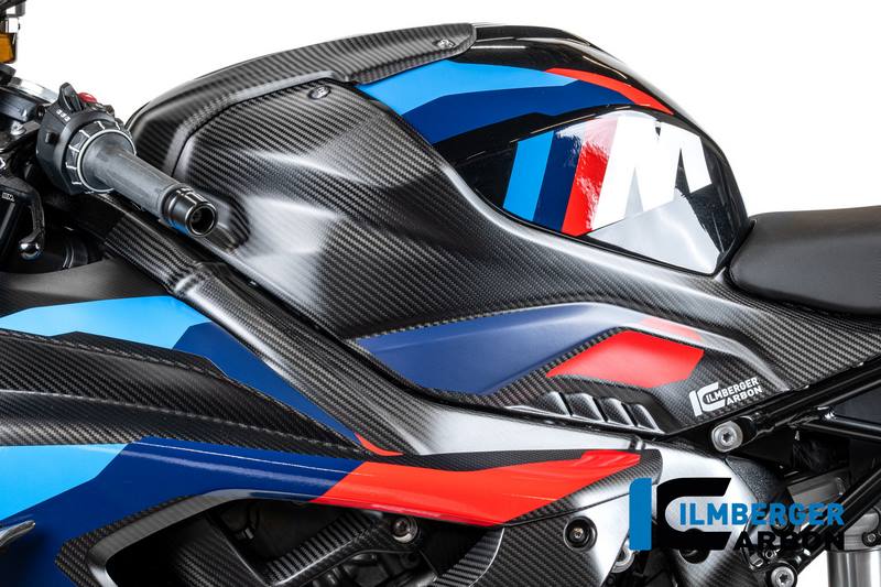 2019年モデル BMW S 1000 RR用 タンク左サイド・カバー2019年モデルからのBMW S 1000 RR用タンク左サイド・カバーで、カーボン・テクノロジーの完成度を体験してください。この高品質カーボン・パーツは、オリジナルのサイド・カバー・インサートなしで提供され、モーターサイクルのデザインにシームレスに統合されます。完璧な統合と卓越した外観当社の専門家は、ファイバー層を金型に正確に敷き詰め、調和のとれた全体的な外観を確保します。当社のカーボンパーツを使用すればするほど、モーターサイクル全体の外観がより印象的になります。高品質素材当社では、F1や航空宇宙分野でも使用されている、当社のために特別に製造されたプリプレグ生地のみを使用しています。この素材は、手作業で丹念にラミネートされ、オートクレーブで硬化されます。低密度と高繊維量により、わずかな重量でスチールの3倍の比剛性を実現します。独自の保護コーティング当社が特別に開発したプラスチック・コーティングは、素材を環境の影響から保護します。当社のクリアコートと組み合わせることで、カーボンの品質を際立たせる比類のない深みのある効果を生み出します。簡単装着と最高品質サイドカバーはオリジナルの取り付けポイントを使用し、シンプルで快適な取り付けを実現。ライディングだけでなく、モーターサイクルでの作業もお楽しみください。:- ABEで - 追加登録不要- 独自のプラスチックコーティングで全表面を密閉- 全表面に高光沢クリアコーティングを採用- 紫外線からの最適な保護- すぐに取り付け可能な状態で納品- テュフ認証の品質- イルンベルガーのために特別に製造されたプリプレグ素材を使用- ISO 9001に基づき、自社工場で製造- オリジナルの取り付けポイントによる取り付け- 素早く簡単な組み立てあなたのBMW S 1000 RRにユニークな外観を与え、弊社のカーボンパーツの技術的な利点を享受してください。Ilmbergerのカーボンパーツを選ぶ人は誰でも知っています：完成品までの道のりは厳しく、最高の精度が要求されます。イルンベルガー・カーボンでは、情熱と専門知識をもって各パーツがどのように作られているかは、製造工程に関する詳細なレポートでご覧いただけます。イルンベルガー・カーボンのすべての部品に、どれほどの献身と技術的洗練があるのかをご覧ください。