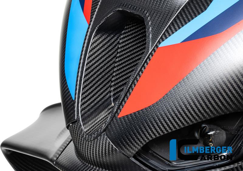 BMW M 1000 RR 2023用カーボン製エア・ダクトBMW M 1000 RR 2023用カーボン製エア・ダクトで、軽さと安定性の完璧なコンビネーションを体験してください。この高品質コンポーネントは、オリジナル・パーツと交換し、オリジナルの取り付けポイントを使用することで、簡単に取り付けることができます。軽量化と剛性当社のカーボン製エア・ダクトは、オリジナル・パーツと比較して約70%の軽量化を実現しました。同時に、剛性が向上するため、マシンのパフォーマンスが向上します。高品質の素材と仕上がりプリプレグ素材からオートクレーブで製造された当社のエアダクトは、最新のISO規格に適合しています。透明なプラスチックコーティングは、環境の影響に対して優れた保護を提供し、耐傷性と耐久性において従来のクリアコート仕上げを凌ぎます。美観と保護コーティングは保護効果を高めるだけでなく、カーボン構造の立体的な効果を際立たせ、あなたのモーターサイクルに独特の外観を与えます。イルムベルガーのカーボンパーツを選ぶ人は誰でも知っています：完成品までの道のりは厳しく、最高の精度が要求されます。イルンベルガー・カーボン社で、情熱と専門知識をもって各パーツがどのように作られているかは、製造工程に関する詳細なレポートでご覧いただけます。イルンベルガー・カーボンの各パーツには、どれほどの献身と高度な技術が注ぎ込まれているのかをご覧ください。