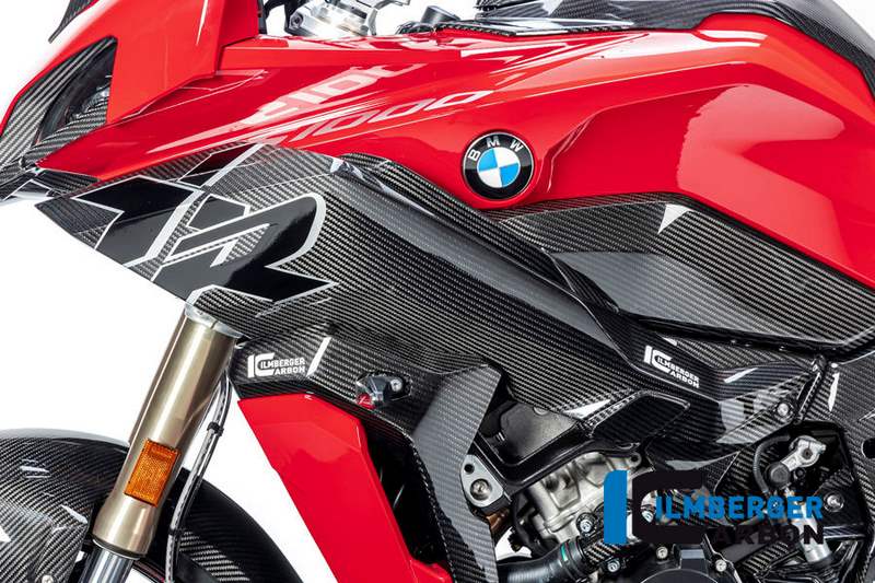 イルムバーガー BMW M 1000 XR用カーボン・サイドフェアリング完璧なスポーツ性とデザイン高性能バイクに変身高品質カーボンファイバーによる軽量化最高の品質と革新性ISO規格9001に準拠した自社工場での生産特別に開発されたプリプレグを使用オートクレーブでの製造により、最高の強度を実現独自のクラフトマンシップ手作業によるラミネート加工で繊維を完璧に配列ロボットによる正確なエッジカット完璧な表面のための高光沢クリアコート層保護と耐久性独自のプラスチック・コーティングUVプロテクションによる経年変化なしすぐに取り付けられる状態でお届け経験とノウハウドゥカティとBMWのOEMメーカーWSBKおよびEWCで使用されているパーツテュフ認証の品質イルンベルガー・カーボンサイドフェアリングで、レーシングDNAを2輪で体感してください。イルンベルガーのカーボンパーツを選ぶ人は誰でも知っています：完成品までの道のりは厳しく、最高の精度が要求されます。イルンベルガー・カーボンでは、情熱と専門知識をもって各パーツがどのように作られているかは、製造工程に関する詳細なレポートでご覧いただけます。イルンベルガー・カーボンのすべての部品に、どれほどの献身と技術的洗練があるのかをご覧ください。