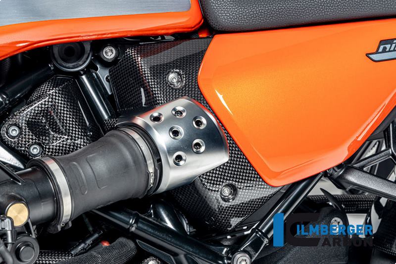 BMW R12 NineT用カーボンエアボックスカバー 左スポーティなルックスとレーシング専用設計耐久性に優れたカーボン製安定性を損なうことなく軽量化BMWの高級感を演出イルンベルガーの品質と革新ISO 9001に準拠した社内生産特別に開発されたプリプレグを使用オートクレーブで製造し、強度を最大化独自の加工完璧な繊維配列のための手作業によるラミネーションロボットによる正確なエッジカット高光沢のクリアコート層で完璧な表面を実現保護と耐久性深みのあるプラスチック粉体塗装UVプロテクションによる経年変化なしすぐに取り付けられる状態でお届けレースでテスト済みドゥカティとBMWのOEMメーカーWSBKとEWCで実証済みのパーツイルムベルガーのカーボンパーツで最高の品質とデザインを体験してください。あなたのBMW R12 NineTに最適です！イルンベルガーのカーボンパーツを選ぶ人は誰でも知っています：完成品までの道のりは厳しく、最高の精度が要求されます。イルンベルガーがどのように情熱と専門知識から各パーツを作り上げているかは、製造工程に関する詳細なレポートでご覧いただけます。イルンベルガーのカーボンパーツには、どれほどの献身と技術的センスが込められているのか、ぜひご覧ください。