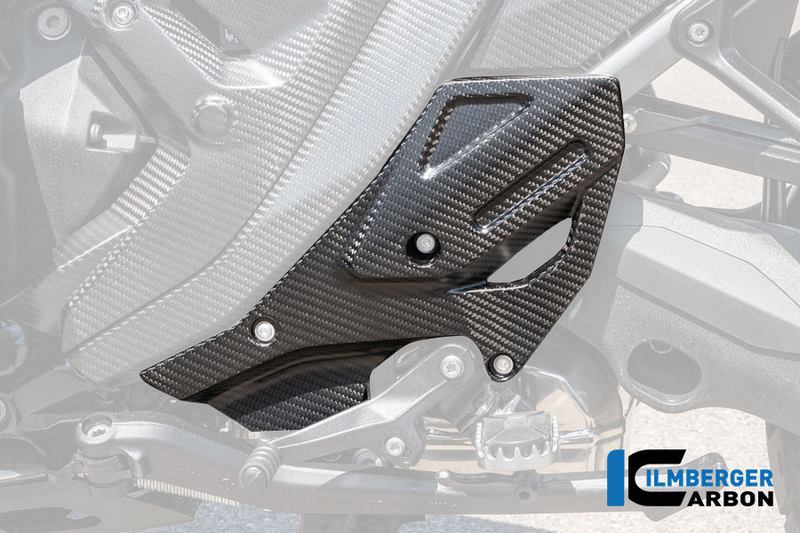 BMW R 1300 GS Adventure用カーボン製ヒール・ガードBMW R 1300 GS Adventureの左側に装着する、スタイリッシュで機能的なヒール・ガードをご体験ください。光沢のあるカーボン製で、摩耗や傷から効果的に保護し、あなたのモーターサイクルに上質な外観を与えます。イルンベルガー・カーボン：品質と革新イルンベルガーは、カーボン製造における最高の品質と革新を象徴しています。各パーツは、イルンベルガーのために特別に開発されたプリプレグを基材として、自社生産されています。この材料はオートクレーブで加工されるため、多くの利点があります。プリプレグとオートクレーブ技術プリプレグは、均一な樹脂分布と高い繊維体積含有率を特徴とする予備含浸炭素繊維です。その結果、部品の強度と柔軟性が最大になります。オートクレーブでの加工は、完璧で均一な硬化と、空気の混入のない完璧な表面を保証します。手作業と精密さ当社のカーボン部品は、多くの経験と注意を払って手作業で積層されています。オートクレーブで硬化させた後、パーツのエッジはロボットによって正確にカットされ、完璧なフィットと最高の品質を保証します。ユニークなプラスチック粉体塗装私たちの製造における世界的にユニークなステップは、すべてのカーボン部品への完全なプラスチック粉体塗装です。このコーティングは、環境の影響からパーツを保護し、比類のない深みのある効果を与えます。パーツの経年劣化を防ぎ、寿命を大幅に延ばします。完璧な表面最終的なシルクマットクリアコート層は、カーボンパーツの豪華でスポーティな外観を際立たせる滑らかな表面を保証します。各パーツは、技術とデザインの傑作です。当社の専門知識イルンベルガーは、アフターマーケット向けカーボンパーツのトップメーカーであるだけでなく、ドゥカティやBMWといった有名メーカーのOEM生産者としても認められています。当社のパーツは、スーパーバイク世界選手権（WSBK）や耐久世界選手権（EWC）の過酷な条件下でテストされています。事実ISO規格9001に準拠した自社製造工場での生産ABEを使用 - 追加登録は不要イルムベルガーのために特別に開発されたプリプレグを使用オートクレーブでの製造により、最高の強度と完璧な表面を実現独自のプラスチック粉体塗装による保護と特別な深み効果長年の経験を持つ専門家による手作業でのラミネート加工ロボットによる正確なエッジカットシルクマットクリアコート層による完璧な表面仕上げ多層構造によるUVカットでパーツの老朽化なしすぐに取り付けられる状態で納品テュフ認証の品質イルンベルガーのカーボンパーツを選ぶ人なら誰でも知っています：完成品までの道のりは厳しく、最高の精度が要求されます。イルンベルガーがどのように情熱とノウハウから各パーツを作り上げているかは、製造工程に関する詳細なレポートでご覧いただけます。イルンベルガーのカーボンパーツには、どれほどのこだわりと技術的な洗練が込められているのか、ぜひご覧ください。