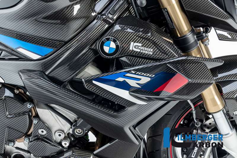 BMW S 1000 R 2021用カーボン・フェアリング・サイドパネル・ライト完璧な統合と高品質素材オリジナル・パーツをオリジナル・マウント・ポイントで交換。イルンベルガー・カーボン・ウィングレットに対応。F1や航空宇宙で使用されているハンドラミネート・プリプレグ生地。スチールの3倍の比剛性で軽量。独自の保護コーティング独自のプラスチック・コーティングが、環境の影響から守ります。印象的な深みのある効果をもたらす高光沢のクリアコーティング。最適なUVプロテクション。簡単な取り付けと認定品質ABEを使用すれば、追加登録は不要です。すぐに設置できる状態で、素早く簡単に組み立てられます。ISO9001に準拠したテュフ認証の品質。テクノロジーとデザインの完璧な共生を、私たちのカーボンフェアリングサイドパネルで体験してください！イルンベルガーのカーボンパーツを選ぶ人は誰でも知っています：完成品までの道のりは厳しく、最高の精度が要求されます。イルンベルガー・カーボンが情熱とノウハウをもってどのようにパーツを製造しているかは、製造工程に関する詳細なレポートをご覧ください。イルンベルガー・カーボンの部品ひとつひとつに、どれほどの献身と技術的な技巧が込められているかをご覧ください。