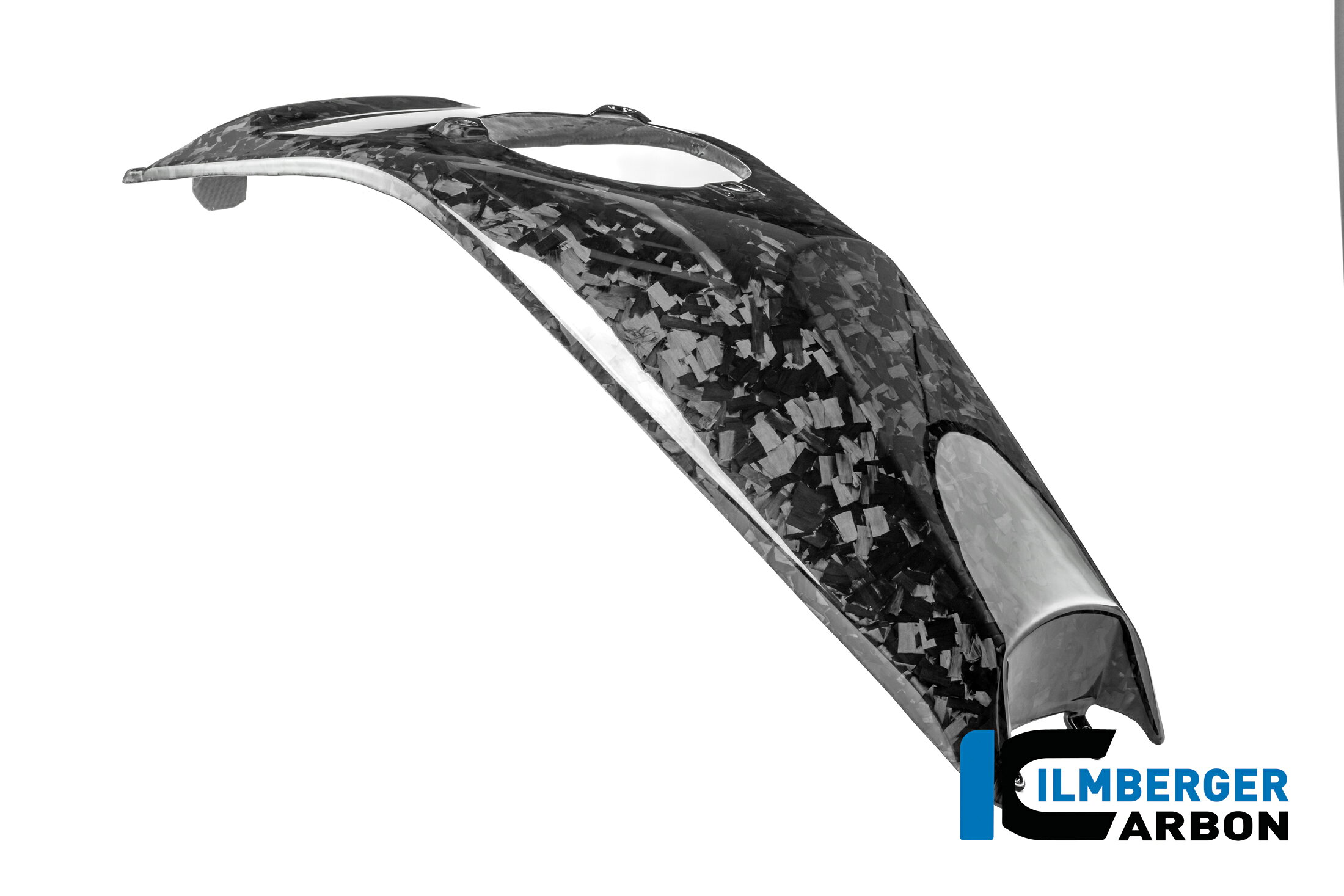 【商品名】Ilmberger Carbon / イルムバーガー タンクカバー（トップ） BDC グロス BMW R 1300 R | BG.TAO.001.R130Rー当方は日本国内正規代理店です。ご安心してお買い上げいただけますー【品番】BG.TAO.001.R130R【適合車種】BMWR 1300 R (Not Year Specific)R 1300 RS (Not Year Specific)【商品説明】BMW R 1300 R用 タンクカバー（上部） BMW R 1300 R用タンクカバーは、スポーティなラインが魅力で、バイクのデザインにシームレスに溶け込みます。 外観を向上させるだけでなく、空力性能も最適化します。精密なフィット感により、タンク部分に完璧に溶け込み、BMW R 1300 Rのダイナミックなキャラクターを引き立てます。 革新的な材質：BDC 革新的なBDC材質で作られたこのタンクカバーは、バイクにユニークで個性的なアクセントを加えます。BDCパーツの表面仕上げは一つひとつが唯一無二であり、大理石を彷彿とさせます。 この材質は手作業でラミネートされ、オートクレーブ内で数段階にわたり硬化処理が施されるため、魅力的な外観だけでなく、卓越した技術的特性も兼ね備えています。さまざまな繊維が光を散乱させ、これまでにない反射効果を生み出します。 豪華な仕上げ 時代を超えた輝きを放つ最終的なクリアコート層が、このカバーの豪華でスポーティな外観を引き立てます。高品質な材質を環境の影響から最適にプロテクションするため、当社独自に開発したプラスチックコーティングを採用しています。 これは当社のクリアコートと相まって、材質の品質を際立たせる独特の奥行き感を生み出します。 製品仕様 主な仕様： ISO 9001に準拠した自社工場での製造 ABE取得済み - 追加登録は不要 イルムベルガー社専用に製造されたBDC素材を使用 オートクレーブでの製造により、最高の強度と完璧な表面仕上げを実現 プロテクションと独特の深みのある効果をもたらす独自のプラスチック粉体塗装 長年の経験を持つ専門家による手作業でのラミネート ロボットによる精密なエッジカット 完璧な表面仕上げを実現する高光沢クリアコート 紫外線に対する多層プロテクションにより、部品の劣化を防止 取り付け可能な状態で納品 T?V認定の品質 イルムベルガーのカーボンパーツを選ぶ方は、完成品に至るまでの道のりが厳しく、最高レベルの精度が求められることをご存じでしょう。 イルムベルガーにおいて、情熱とノウハウがどのようにして一つひとつのカーボンパーツを生み出しているのか、その興味深い舞台裏を、製造プロセスに関する詳細なレポートでご覧いただけます。自社開発にも革新が詰まっています。イルムベルガーのカーボンパーツ一つひとつに、どれほどの情熱と技術的な洗練が込められているか、ぜひご確認ください。【納期 / 正規品情報】国内に在庫がある商品は、ご注文から 1〜2 営業日で発送いたします。在庫にない場合は取り寄せとなります。取り寄せの場合、納期は2−4週間となります。当店はILMBERGERの日本国内代理店のため、メーカー保証・初期不良対応が可能です。安心してご利用いただけます。
