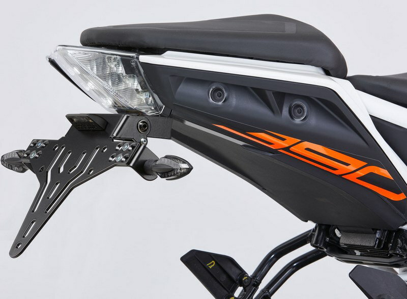 Protech / プロテック ナンバープレートホルダー kit including reflector and plate light - ブラック | 5820506