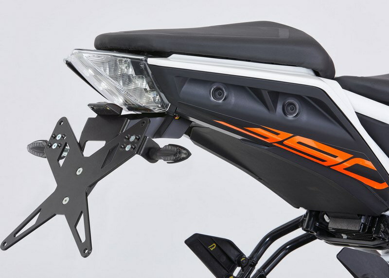 Protech / プロテック ナンバープレートホルダー kit including reflector and plate light - ブラック | 7210001