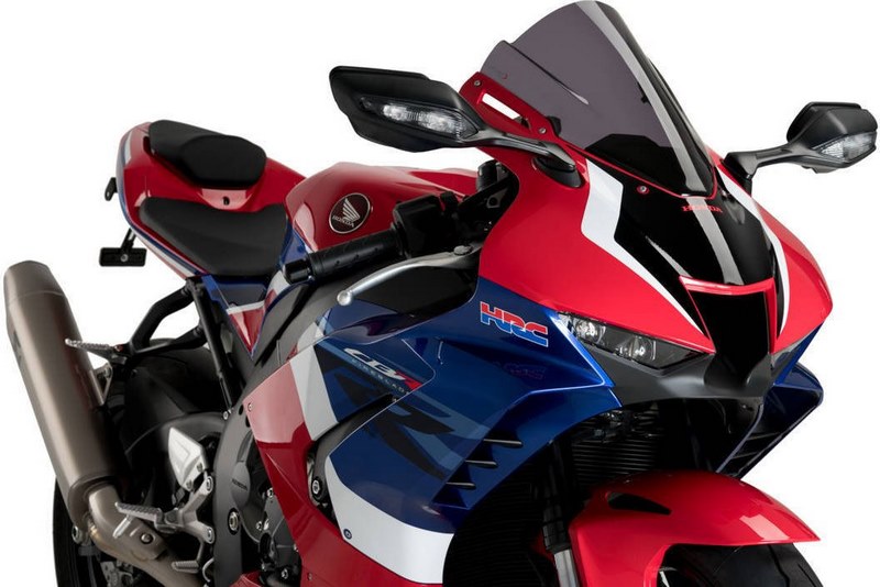 適合車種: HONDACBR1000RR-R FIREBLADE (2020-2023)CBR1000RR-R FIREBLADE 30 ANNIVERSARY (2022-2023)CBR1000RR-R FIREBLADE SP (2020-2023)記事コード：20313AEAN : 843552932259320313A - Z-レーシングスクリーン。Puigのレーシングスクリーンで、あなたのモーターサイクルにいつも探し求めていたスポーツキャラクターを提供しましょう。Z-RACINGラインは、ライダーのための快適性と機能性を保ちつつ、モーターサイクルに合わせてアグレッシブなスタンスのバランスをとることを基本としています。Z-Racingスクリーンは、純正品よりも空力効率が高くなるように設計されており、仮想風洞で完全にテストされ、空力係数（Cx）の向上とライダーの空力保護を保証しています。ダブルハイトのおかげで、ヘルメットや胴体の上部に当たる風をそらすことができます。一方、サイドチャンネルは空気の流れを拾って横に送り、ライダーの肩からの空気圧を軽減することを目的としています。空気力学的な保護性能は、オリジナルモデルに対して12.7％（上半身を起こした状態での平均値）、「レーシング」ポジションでは61％向上しています。最先端の技術を駆使してバルセロナで設計・製造されており、3mmの高耐衝撃アクリルを使用。軽量で耐久性に優れ、2mmの丸みを帯びたエッジ（ドイツT?V社の安全管理を達成）を持つ、非常に丈夫な製品が完成しました。品質管理プロセスで使用される人工視覚システムは、スクリーンが完璧な形でクライアントに届くことを保証します。Z-Racingのスクリーンは、幅広いカラーバリエーションが用意されており、あなたのバイクを好みに合わせてカスタマイズすることができます。スクリーンの取り付けには、トリムのような追加パーツは必要ありません。すべてのスクリーンには、パフォーマンスの向上とライダーの保護を示す詳細な空力研究が行われています。この製品には、ホモロゲーション証明書（ABE 38182）が付属しています。適合車種 HondaCBR1000RR FIREBLADE (2020-2021)CBR1000RR FIREBLADE SP (2020-2021)
