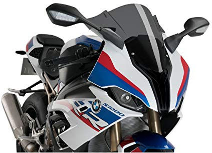 適合車種: BMWM1000RR (2020-2023)S1000RR (2019-2022)記事コード：3571FEAN バーコード : 8435529310910Puig Racingのスクリーンで、あなたのバイクに競争力を与えてみませんか？3mmのハイインパクトアクリルを使用し、2mmの丸みを帯びた耐性と耐久性のある素材（ドイツのT?V規制に準拠）で製造されており、その2倍の高さにより、ヘルメットに当たる空気の影響を大幅に軽減します。このスクリーンには2つのモデルがあります。Z-RacingとR-Racerの2種類があり、モデルによって使い分けています。Z-Racingスクリーンのデザインは風洞実験で検証されており、空力係数と突風に対する保護性能がオリジナルモデルに対して12.7％（正立時）、レーシングポジションでは61％向上しています。一方、R-Racerスクリーンは、風洞実験で研究されただけでなく、SBK世界選手権やエンデュランスのレーシングチームと共同で開発され、プロテクションとエアロダイナミクスの完璧なバランスを実現しています。改造を必要としない組み立て式で、徹底的なエアロダイナミッ適合車種 BMWM1000RR (2020-2021)S1000RR (2019-2021)