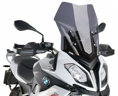 適合車種: BMWS1000 XR (2015-2019)記事コード：7619FEAN バーコード : 7619000000700ツーリングPUIGスクリーンは、路上で遭遇するあらゆる衝撃や物体から体を守ります。3mmまたは4mm（モデルにより異なる）の高衝撃アクリルで製造されたこのスクリーンは、ドライバーの安全性と保護を向上させ、その最高の高さが他のスクリーンとの差別化ポイントとなっています。スクリーンの輪郭は2mmの丸みを帯びており、ドイツのT?V（テュフ）の規定に準拠しています。当社のスクリーンは、モデルに応じて、組み立てと空力検討の指示書を添付してお届けします。適合車種 BMWS1000 XR (2015-2019)