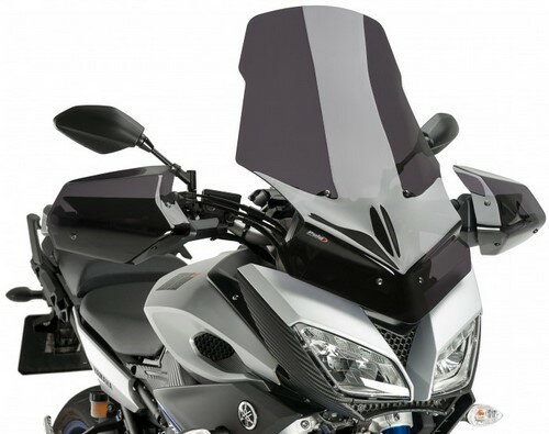 適合車種: YAMAHAFJ-09 (2015-2017)MT-09 TRACER (2015-2017)記事コード：7646FEAN バーコード : 7646000000706ツーリングPUIGスクリーンは、路上で遭遇するあらゆる衝撃や物体から体を守ります。3mmまたは4mm（モデルにより異なる）の高衝撃アクリルで製造されたこのスクリーンは、ドライバーの安全性と保護を向上させ、その最高の高さが他のスクリーンとの差別化ポイントとなっています。スクリーンの輪郭は2mmの丸みを帯びており、ドイツのT?V（テュフ）の規定に準拠しています。当社のスクリーンは、モデルに応じて、組み立てと空力検討の指示書を添付してお届けします。適合車種 YamahaFJ-09 (2015-2017)MT-09 TRACER (2015-2017)