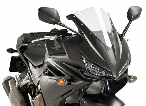 適合車種: HONDACBR500R (2016-2018)記事コード：8903WEAN バーコード : 8903000000877Puig Racingのスクリーンで、あなたのバイクに競争力を与えてみませんか？3mmのハイインパクトアクリルを使用し、2mmの丸みを帯びた耐性と耐久性のある素材（ドイツのT?V規制に準拠）で製造されており、その2倍の高さにより、ヘルメットに当たる空気の影響を大幅に軽減します。このスクリーンには2つのモデルがあります。Z-RacingとR-Racerの2種類があり、モデルによって使い分けています。Z-Racingスクリーンのデザインは風洞実験で検証されており、空力係数と突風に対する保護性能がオリジナルモデルに対して12.7％（正立時）、レーシングポジションでは61％向上しています。一方、R-Racerスクリーンは、風洞実験で研究されただけでなく、SBK世界選手権やエンデュランスのレーシングチームと共同で開発され、プロテクションとエアロダイナミクスの完璧なバランスを実現しています。改造を必要としない組み立て式で、徹底的なエアロダイナミッ適合車種 HondaCBR500R (2016-2018)