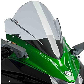 適合車種: KAWASAKININJA H2 SX (2018-2023)NINJA H2 SX SE (2022-2023)記事コード：9704HEAN バーコード : 8435529303202Puig Racingのスクリーンで、あなたのバイクに競争力を与えてみませんか？3mmのハイインパクトアクリルを使用し、2mmの丸みを帯びた耐性と耐久性のある素材（ドイツのT?V規制に準拠）で製造されており、その2倍の高さにより、ヘルメットに当たる空気の影響を大幅に軽減します。このスクリーンには2つのモデルがあります。Z-RacingとR-Racerの2種類があり、モデルによって使い分けています。Z-Racingスクリーンのデザインは風洞実験で検証されており、空力係数と突風に対する保護性能がオリジナルモデルに対して12.7％（正立時）、レーシングポジションでは61％向上しています。一方、R-Racerスクリーンは、風洞実験で研究されただけでなく、SBK世界選手権やエンデュランスのレーシングチームと共同で開発され、プロテクションとエアロダイナミクスの完璧なバランスを実現しています。改造を必要としない組み立て式で、徹底的なエアロダイナミッ適合車種 KawasakiNINJA H2 SX (2018-2021)NINJA H2 SX SE+ (2018-2021)