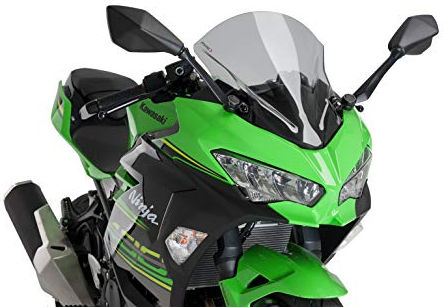 適合車種: KAWASAKININJA 400 (2018-2023)記事コード：9976HEAN バーコード : 8435529300003Puig Racingのスクリーンで、あなたのバイクに競争力を与えてみませんか？3mmのハイインパクトアクリルを使用し、2mmの丸みを帯びた耐性と耐久性のある素材（ドイツのT?V規制に準拠）で製造されており、その2倍の高さにより、ヘルメットに当たる空気の影響を大幅に軽減します。このスクリーンには2つのモデルがあります。Z-RacingとR-Racerの2種類があり、モデルによって使い分けています。Z-Racingスクリーンのデザインは風洞実験で検証されており、空力係数と突風に対する保護性能がオリジナルモデルに対して12.7％（正立時）、レーシングポジションでは61％向上しています。一方、R-Racerスクリーンは、風洞実験で研究されただけでなく、SBK世界選手権やエンデュランスのレーシングチームと共同で開発され、プロテクションとエアロダイナミクスの完璧なバランスを実現しています。改造を必要としない組み立て式で、徹底的なエアロダイナミッ適合車種 KawasakiNINJA 400 (2018-2021)