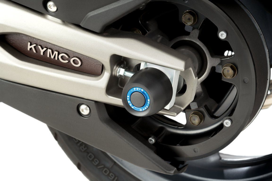 適合車種: KYMCOAK550 (2017-2022)EAN バーコード : 8435529306388商品コード20040PUIGの新製品、PHB19リアアクスルスライダーは、モーターサイクルのスイングアームをより確実に保護します。 ナイロンブロックから削り出し、265gの軽量化を実現したこの製品は、モーターサイクルのデリケートな部分を保護すると同時に、サスペンションを強化します。保護機能に加えて、レーシングスタイルにインスパイアされたデザインは、あなたのモーターサイクルの真の競争力を示します。キャップの色はブラックで、アクスルスライダーに付属しています。また、アルマイト処理されたリングも用意されているので、自分のバイクに合った色を選ぶことができます。適合車種 KymcoAK550 (2017-2021)