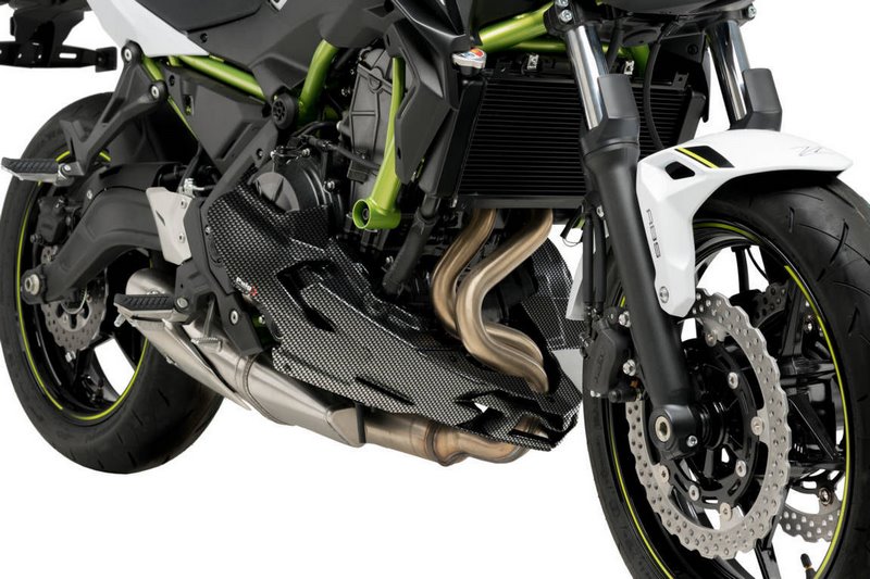 適合車種: KAWASAKIZ650 (2020-2023)記事コード：20295CEAN : 843552932229620295C - エンジンスポイラー。Puigエンジンスポイラーであなたのバイクの最もデリケートな部分を保護しましょう。バルセロナで設計・製造されたPuigエンジン・スポイラーは、あなたのバイクのラインとボリュームに完璧にフィットします。より空力的なボリュームと走行中の安定性の向上を達成するために仮想風洞でテストされ、バイクの下部エリアを衝撃や汚れなどから保護します。最高の技術で製造された部品は、衝撃や紫外線に強く、軽量で耐久性に優れたアルミニウムやABS素材で作られています。プラスチック部品には表面処理が施されており、化学物質に対する耐性を向上させるとともに、紫外線からも完全に保護されています。この処理により、エンジンスポイラーを塗装する必要がなくなりました。メタルサポートは2mm厚の金属製で、防錆処理が施されており、耐久性に優れ、取り付けも簡単です。バイクを保護するだけでなく、Puigエンジンスポイラーはバイクにスポーティなキャラクターを与えるようにデザインされているため、ほとんどのモデルにはカスタマイズ用のステッカーキットが付属しています。このエンジンスポイラーには、ブラックとカーボン調の2種類の仕上げがあります。取り付けは、紙媒体の説明書やビデオチュートリアルに沿って、簡単かつ迅速に行うことができます。エキゾーストパイプやフェンダーなどの純正またはアフターマーケットのアクセサリーを装着している場合は、Puigエンジンスポイラーとの干渉の可能性についてお問い合わせください。Puigエンジンスポイラーは、ABE30653の承認証明書とドイツT?Vの承認を受けています。適合車種 KawasakiZ650 (2020-2021)