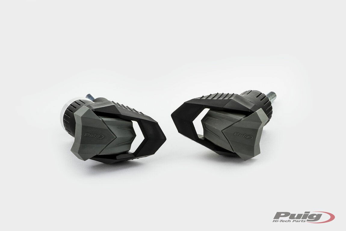 適合車種: BMWS1000RR (2019-2022)EAN バーコード : 8435529316974商品コード3706プイグのR19フレームスライダーで、あなたのモーターサイクルに保護と安全を提供します。このプロテクターは、モーターサイクルのシャシーとエンジンの一体的な保護を保証し、付属のラバーエンディングで膝をさらに保護します。ナイロン製の丁寧なデザインのパックは、ハンドルバーからはみ出さず、フットレストの手前で接触するため、バイクの外観に完璧にフィットします。デフォルトではグレーのラバーが付属していますが、プイグでは豊富なカラーバリエーションを用意していますので、お好みのカラーをお選びください。ゴム製のスペアパーツに加えて、ナイロン製スライダー部分のスペアパーツも用意しています。なお、それぞれのプロテクターは特定のバイクモデルのために製造されていますのでご注意ください。組み立ては非常に簡単で、パーツには説明書が付属していますので、すぐにスライダーを楽しむことができます。適合車種 BMWS1000RR (2019-2021)