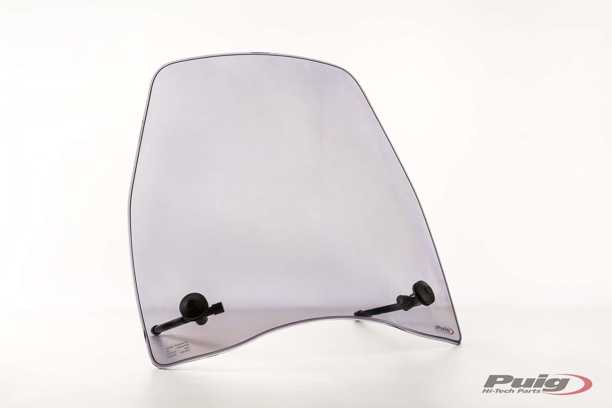 適合車種: HONDANHX 110 LEAD (2008-2013)記事コード：8450HEAN バーコード : 8450000000722Traficモデルを直接進化させたUrbanウインドシールドは、Puigがスクーター用ウインドシールドで開発した最新の製品で、このセグメントのモーターサイクルに高い製品を求めるお客様のニーズを満たすために設計されました。プイグが生み出したこの新しいウインドシールドは、コスモポリタンなデザインで、特に都市部での使用を想定して開発されており、空力性能を向上させながら風や天候からあなたを守ります。衝撃や風に強い3mmポリカーボネート製で、仕上げはクリアとライトスモークの2種類があります。Puigでは、アーバンフェアリングを特定のモデルのスクーターに適合させるための特別なキットを提供しています。カタログに掲載されていない車種については、取り付けキットが付属したユニバーサルモデルをご用意しています。組み立て作業を容易にするため、すべてのモデルのフェアリングには、プーチ社の組み立て説明書のクラシックなパンフレットが付属しています。この製品は、ドイツのT?Vでテストされ、ABE 3を含んでいます。適合車種 HondaNHX 110 LEAD (2008-2013)