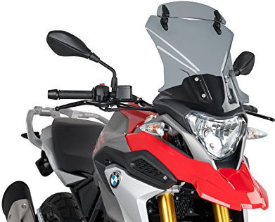 適合車種: BMWG310GS (2017-2022)記事コード：9880HEAN バーコード : 8436571718228モーターサイクルのウインドスクリーンをPUIGのツーリングウインドスクリーンに交換しましょう。モーターサイクルのモデルに合わせて3〜4mmのアクリルで製造されており、風から最大限の保護を保証し、パーツの空力特性を向上させ、走行中に衝撃を与える可能性のある破片を除去します。さらに、可変式のバイザーが付属しており、マシン上での快適な走行を実現しながら、風の方向をさらに変えることができます。このバイザーはねじでツーリングウインドスクリーンに固定されます。スクリーンには組み立てを容易にするための穴がすでに開けられています。注：すべてのツーリングウィンドスクリーンモデルにバイザーが付属しているわけではありません。ウィンドスクリーンは、T?Vの規定に準拠した2mmの丸みを帯びた輪郭をしています。また、ドイツの承認ABE 38182を取得しています。この部品は、スモーク仕上げのみです。PUIGでは組み立てのために、取り付けのヒントとなる説明書を用意していますので、すぐにツーリング用ウィンドスクリーンをバイクに装着して楽しむことができます。適合車種 BMWG310GS (2017-2021)